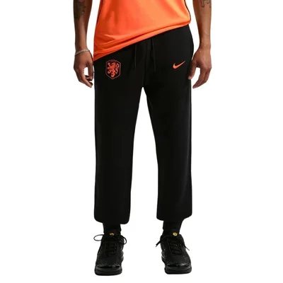 Nike Nederland Club Sportswear Joggingbroek 2026-2028 heren zwart oranje - KNVB trainingsbroek WK collectie