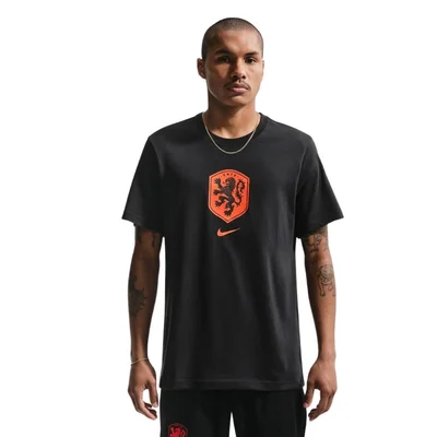 Nike Nederland Crest T-Shirt 2026-2028 heren zwart oranje - KNVB WK fanshirt via Voetbalshop