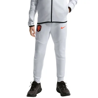Nike Nederland Tech Fleece Joggingbroek 2026-2028 kids lichtgrijs zwart feloranje - KNVB trainingsbroek jongens WK