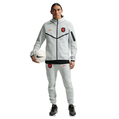 Nike Nederland Tech Fleece Trainingspak 2026-2028 heren lichtgrijs zwart feloranje - complete Tech Fleece set WK 2026