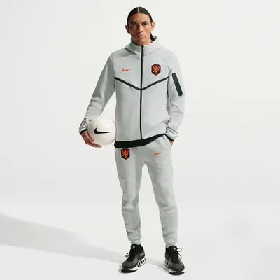 Nederland Tech Fleece joggers heren grijs 2026 - KNVB trainingsbroek WK collectie