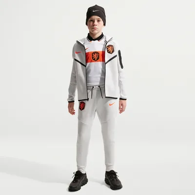 Nederland Tech Fleece pants jongens grijs 2026 - KNVB trainingsbroek kids WK collectie